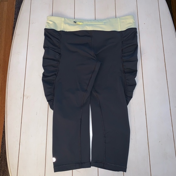 Lululemon // Capri Size 10 - Picture 6 of 16